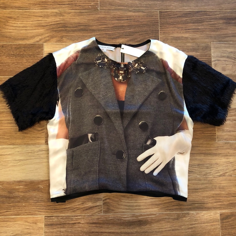 🆕w/Tag Graphic Tee with fur sleeves and zipper